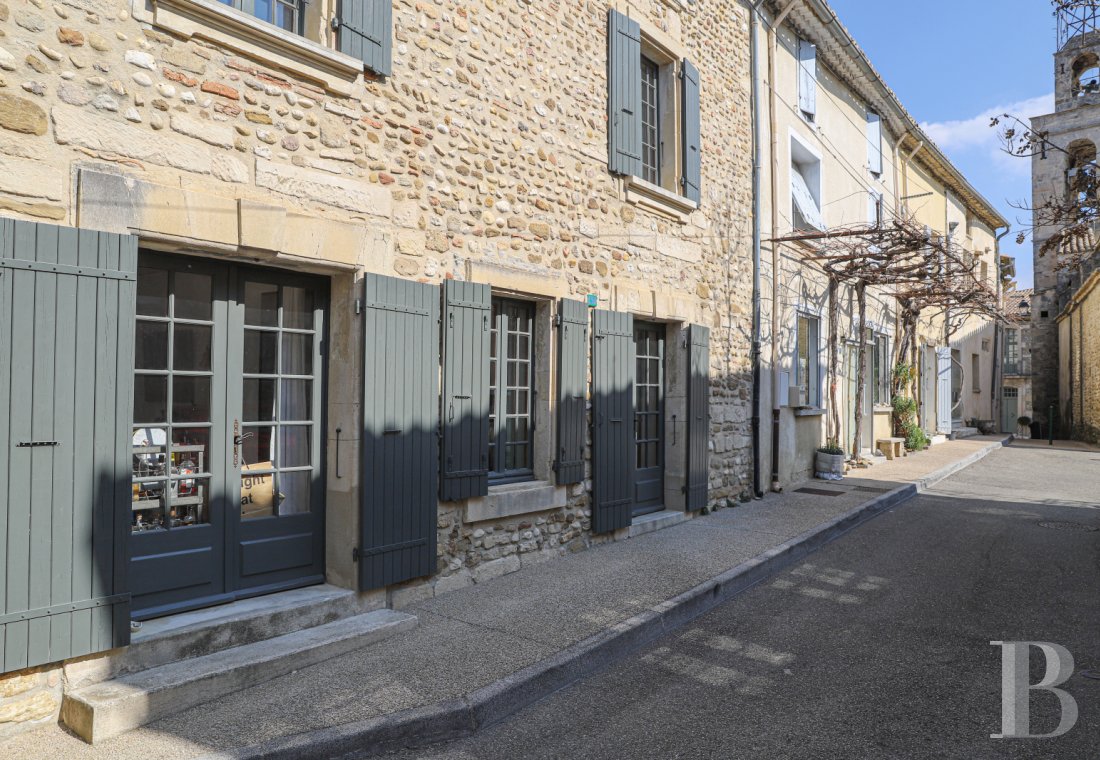 À Visan, entre Montélimar et Orange, une maison de village subtilement réhabilitée - photo  n°1